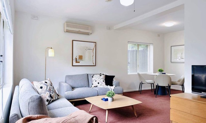 Plympton House | In Between City, Sea & Airport - 2BR Vacation Home