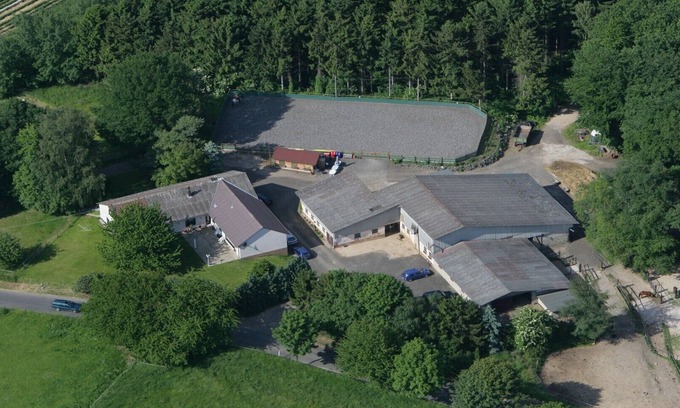 Wachtberg Apartment | In Drachenfelser-Ländchen on the outskirts located multi-family house
