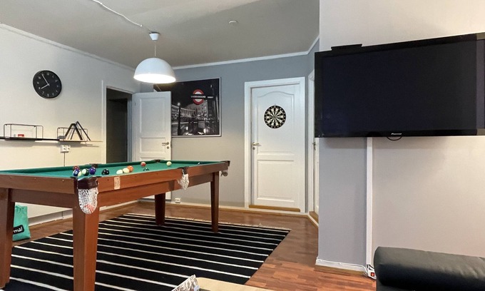 Stavanger Apartment | In Heart of Stavanger BnB with Billiard & Sauna