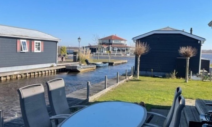 Zuideinde House | In one of the most beautiful spots in the village of Giethoorn, on the "Bovenwijde" and situated on spacious waterfront plots, the chalets offer comfort for all seasons.