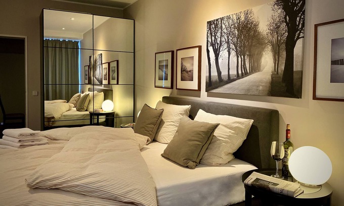 Augustenstraße Apartment | In the center, 2-room apartment, 75 sqm, 20% DISCOUNT from 1 month! W-Lan, TG., partly with AC!