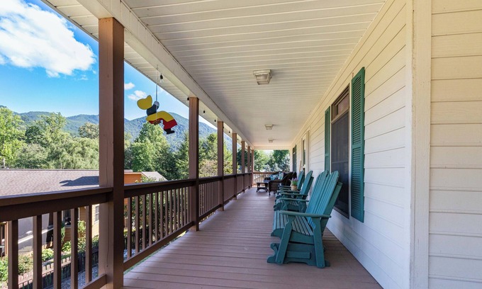 Valley Creek Run House | In The Center of Maggie Valley/Sleeps 10/Game Room