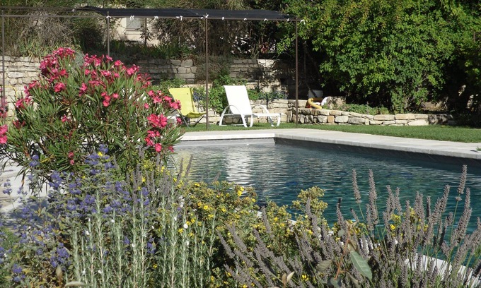 Castellet Villa | In the heart of the Grand Luberon, independent gite, beautiful swimming pool, calm