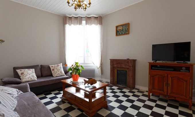 Beauvoir-sur-Mer Ski Chalet | In the heart of the city, pretty house for 6 with garden