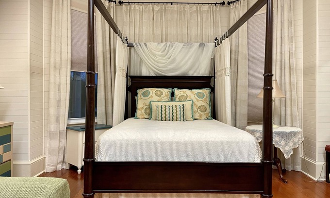 Historic Downtown Apalachicola House | In the Heart of Apalachicola~Walk Everywhere!~Gypsy Gem~Majestic Jewel Inn