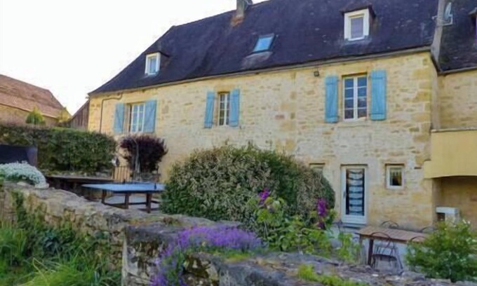 Sainte-Mondane Apartment | In the heart of the Périgord Noir, our studio gite is ideal for a couple.