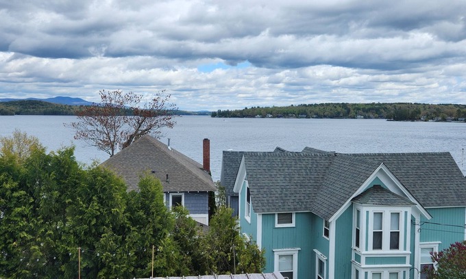 Weirs Beach Condo | In the heart of it all! In Weir's beach with amazing views.sleeps 6 nn