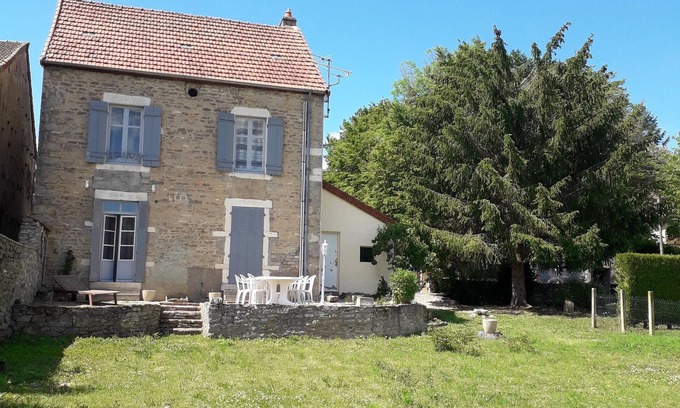 Nolay House | IN THE PEACEFUL HEART OF THE VINEYARD