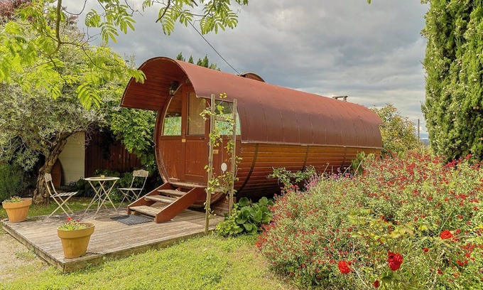 Chanos-Curson Cabin | In the quiet countryside, surrounded by vineyards, a comfortable air-conditioned Tonneau.