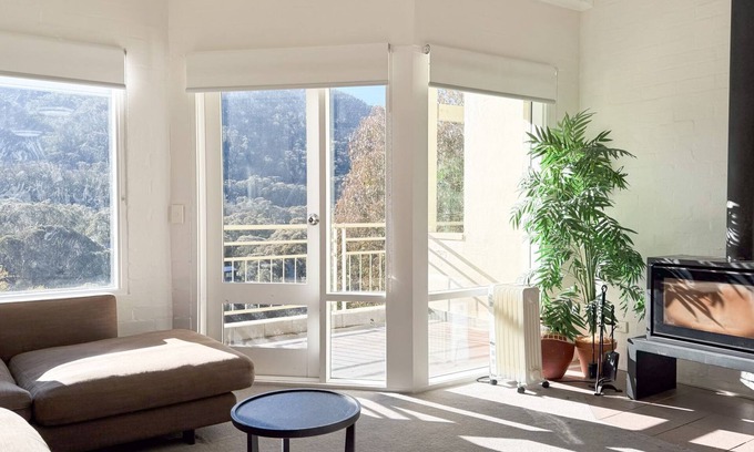 Thredbo Apartment | Inala 1 has two bedrooms plus a loft and fantastic views of the mountains.