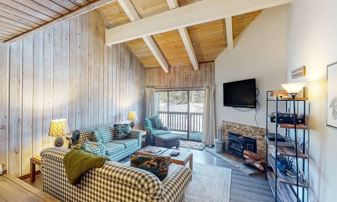 Mammoth Lakes Condo | Incredible Condo near the Slopes w/Shared Pool, Hot Tub, Balcony, Free WiFi