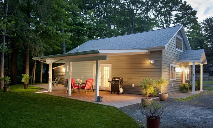 Woodstock Cottage | INCREDIBLE “WALKABLE” RENTAL with Sawkill Creek Views