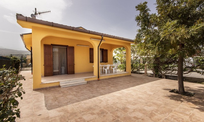 Piana Calzata Villa | Independent villa near the sea, fenced with garden and internal parking