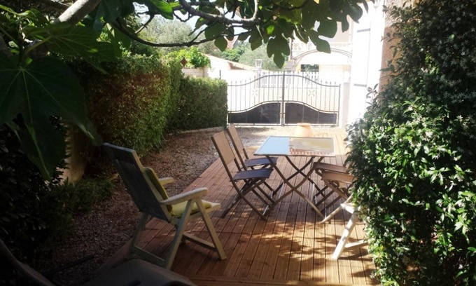 Six-Fours-les-Plages Apartment | Independent studio with air conditioning + garden and shaded terrace + parking
