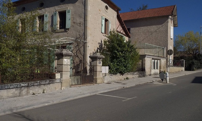 Figeac Apartment | Independent studio part of a quercynoise house.