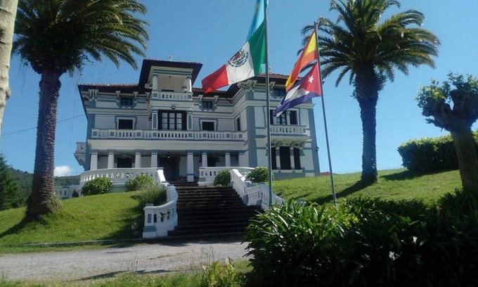 Malleza Villa | Indian villa, large garden and swimming pool, for large groups, 30 m from the beaches