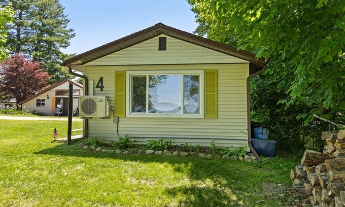 Chippewa Lake Cabin | Indoor pickleball court—1BR Cabin