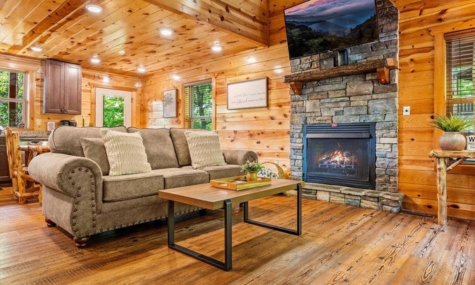 Gatlinburg - Pigeon Forge Cabin | Indoor Pool~3.5 Miles 2 Rockytop Sports~Gatlinburg