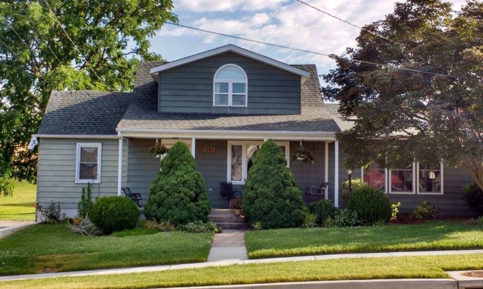 Middletown House | INDULGE - FRESH FLOWERS, MANY AMENITIES