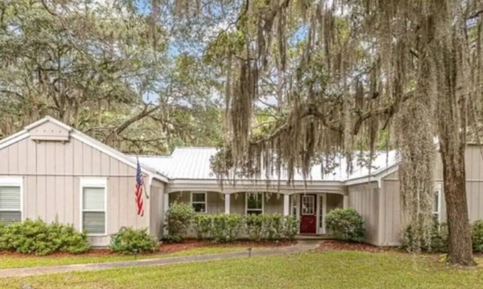 Darien House | Indulge in the ultimate experience at Quite a Catch in coastal Darien, GA.