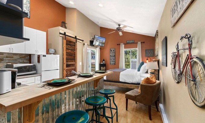 Martinez Park Apartment | Industrial Old Town Bungalow w/Free Cruiser Bikes