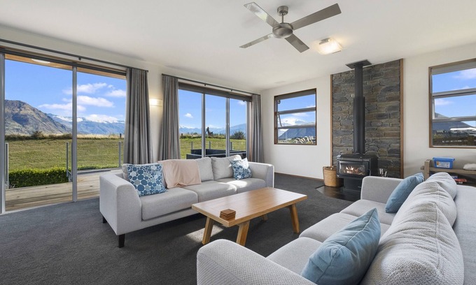 Wanaka House | Infinity Views - Modern Wanaka Holiday Home