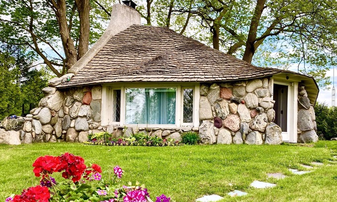 Charlevoix Cottage | Inhabit A Hobbit House!