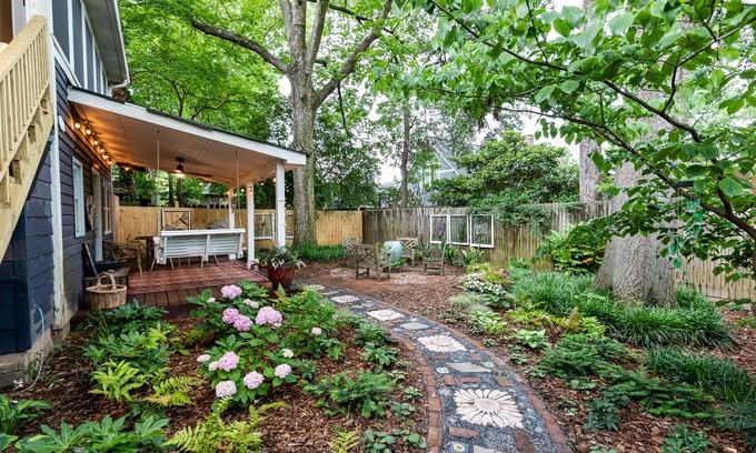 Inman Park Apartment | Inman Park - Film Industry Special - 2 blocks to Beltline & Krog street market.