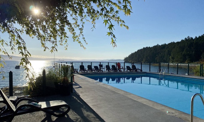 North Oyster Condo | Inn of the Sea Affordable Studio Suite -Oceanfront Pool/Hot Tub & private dock