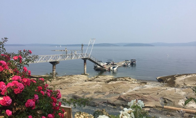 North Oyster House | Inn of the Sea Waterfront 2 bed 2 bath with AC + pools & boat dock