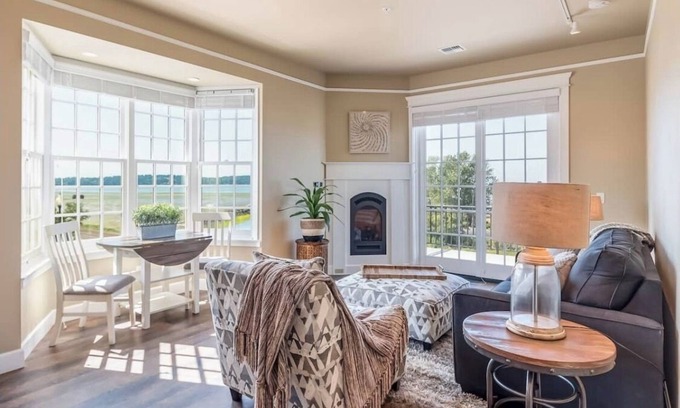 Blaine Apartment | “Inn on the Harbor” Stunning sunsets, centrally located, cozy getaway!