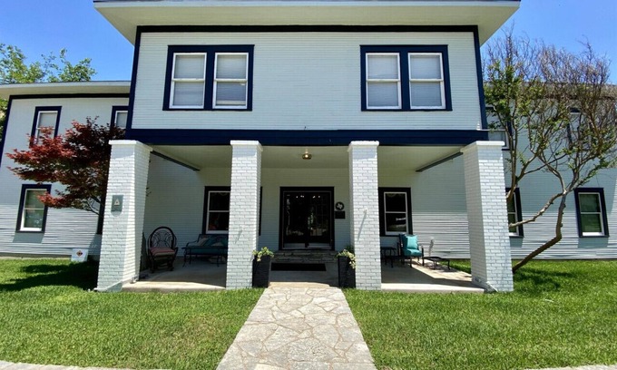 Glen Rose Hotel | Inn on the River Historic Riverside Hotel