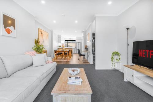 Hamilton House | Inner City Spacious, Modern Apartment -By KOSH BNB
