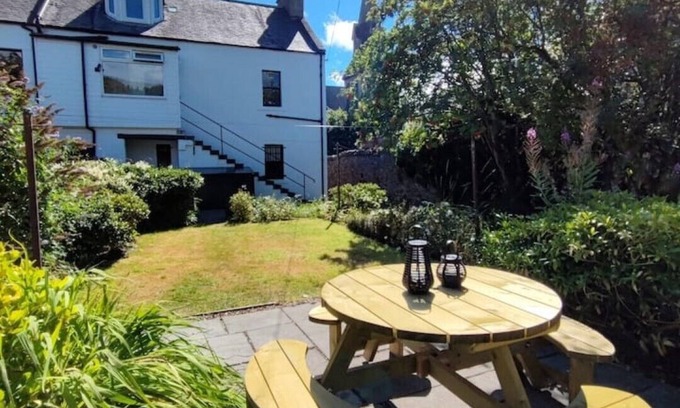Innerleithen Apartment | Innerleithen: 3 beds. Garden. Parking. Bike store