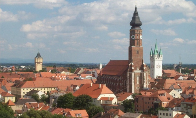 Straubing House | Inviting holiday home with balcony or terrace