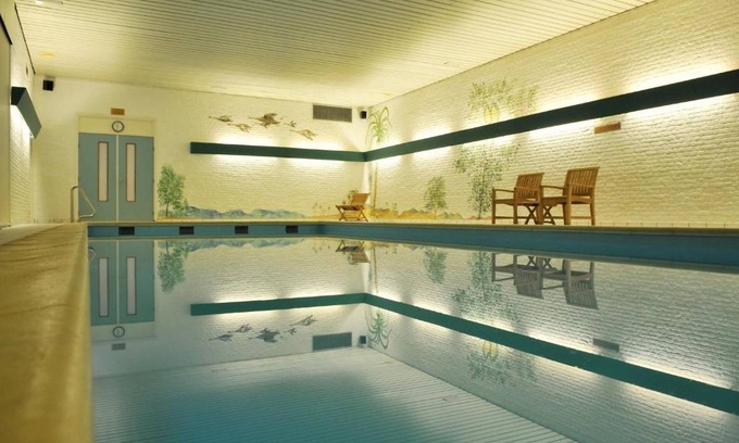 Beekbergen-Zuid Hotel | Inviting Room Perfect for Relaxation and Comfort with Indoor Swimming Pool