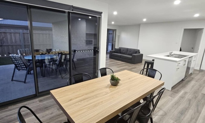 George Town House | Inviting & Spacious, 5 minute drive to MTB Trials & beaches, short walk to shops