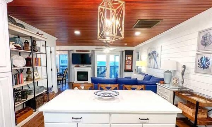Indian Pass House | IP Beach House- Family Holiday home 3 bedroom sleeps 8 Elevator Pet Friendly Ice