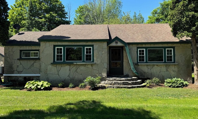 Charlevoix House | Ironton Stone Cottage on 'The Beautiful' Lake Charlevoix - 5min Walk-to-beach!