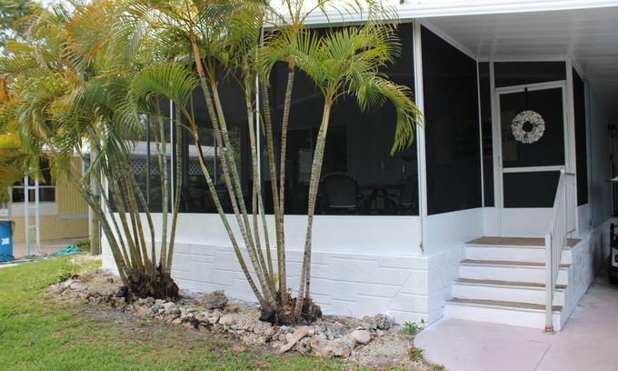 Key Largo House | Island Life Inn- Key Largo Oasis- 55+ Community- Escape the Big City Life
