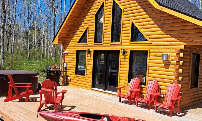Antigonish County House | Islander Lodge - Lochaber Lake Lodges