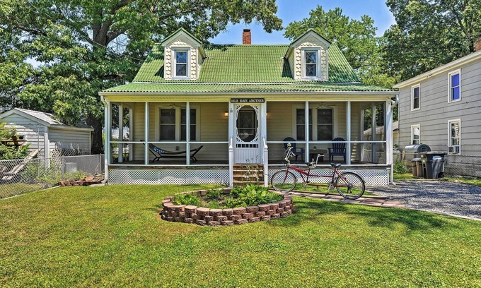 Colonial Beach House | 'Isle Have Another' - 1 Block to Colonial Beach!