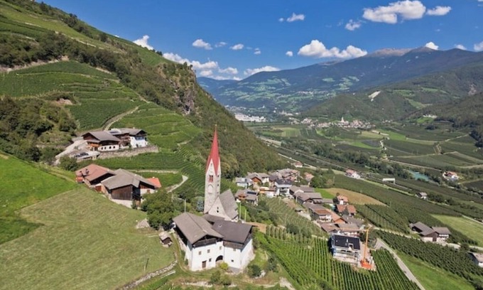 Cortina Sulla Strada del Vino Apartment | Winery Hofer Hof - CA. TRAMINER