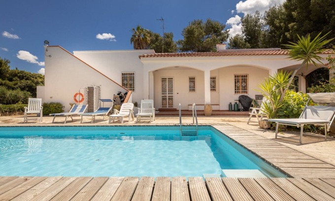 Pizzo Villa | Villa with pool, park and private pine forest, 100 meters from the sea.