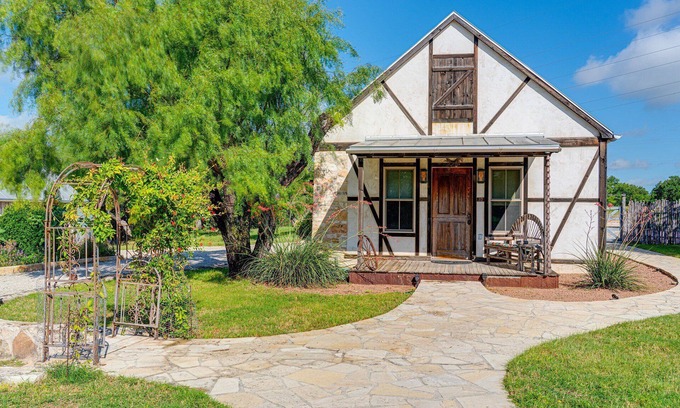 Fredericksburg House | J.D.'s Bunkhouse | Romantic Cabin for 2