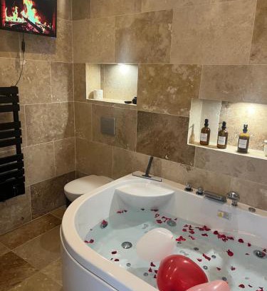 Les Pavillons-sous-Bois Apartment | Jaccuzi F2 proche du Canal