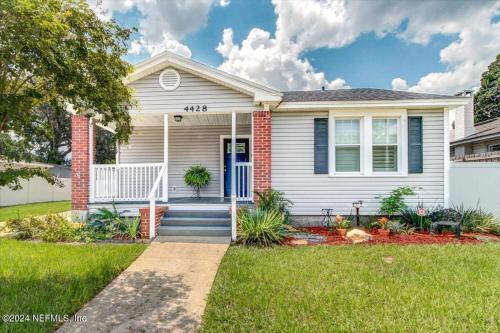 Fairfax House | Jacksonville Hideaway Modern Pet-Friendly