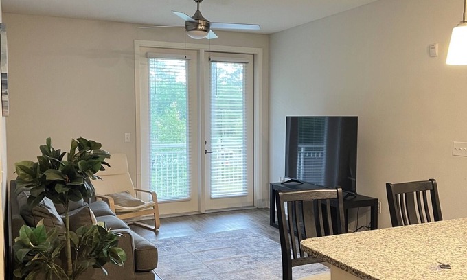 Deerwood Apartment | Jacksonville Jewel: Luxe Getaway W/2 King Beds