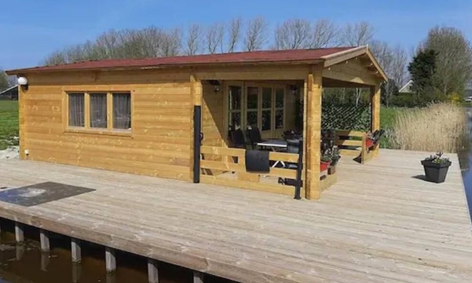 Hitzum Cottage | jacuzzi, cows, dairyfarm, relaxing, sleeping