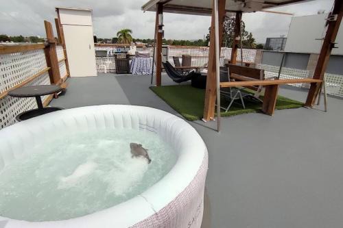 Puerto Nuevo Apartment | Jacuzzi, Terrace, Balcony, BBQ, Projector for Cine Night, Room Black & White